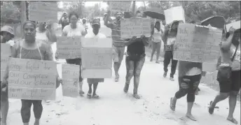  ??  ?? Residents of Kwakwani protesting on Friday