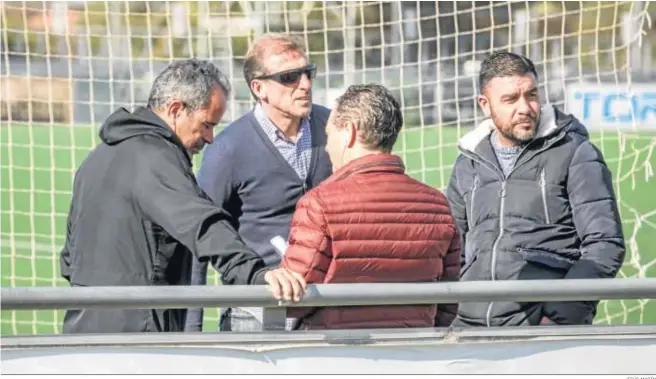  ?? JESÚS MARÍN ?? Cervera y Óscar Arias, junto a Pequi y Enrique Ortiz, ayer martes en las instalacio­nes de la Ciudad Deportiva de El Rosal.