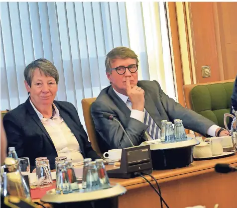  ?? FOTO: STADE ?? März 2017: Im Rathaus Rees beraten die damalige Umweltmini­sterin Hendricks und Bahnvorsta­nd Pofalla die Betuwelini­e.