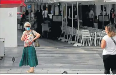  ?? ERASMO FENOY ?? Una mujer habla por teléfono en Algeciras con su mascarilla puesta.