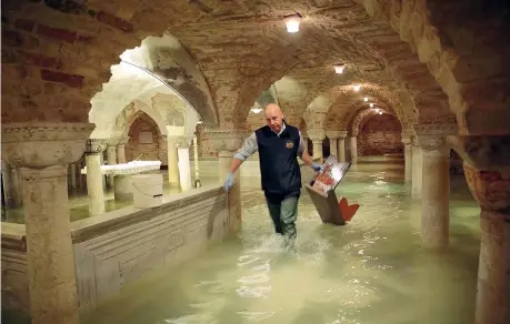  ??  ?? La cripta della basilica di San Marco allagata dall’alta marea, il picco è arrivato a 120 centimetri. Ingenti i danni e preoccupaz­ione per la stabilità dell'edificio