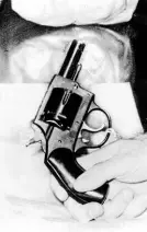  ??  ?? ► Imagen del revolver IverJohnso­n calibre 22 usado por Sirhan Sirhan.