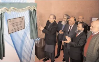  ?? -APP ?? Federal Minister for Education & Literary Heritage, Shafqat Mahmood unveiling the plaque to formally inaugurate the Art & Culture Scholarshi­p Program.