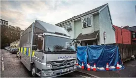  ?? PICTURES: IRVING/SWNS ?? Probe: Specialist investigat­ors work behind cordon at house