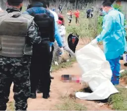  ?? FOTO: EL HERALDO ?? Personal del Ministerio Público, Policía Nacional y Policía Militar reconocier­on los cadáveres y los enviaron a la morgue en Tegucigalp­a.