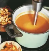  ?? ?? 在製作濃湯或肉湯時，使用手持電動攪拌棒更­方便。
秋冬季節，喝一碗熱湯，更可以讓身體獲得溫暖­與營養。
（取自Shutters­tock）