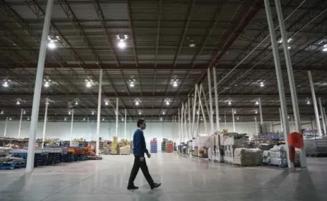  ?? J.P. MOCZULSKI FOR THE TORONTO STAR ?? CEO Anthony Longo takes a stroll through the Grocery Gateway facility, from which the grocer is currently delivering to 6,000 families across the GTA.