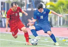  ??  ?? Thailand’s Supachok Sarachat, right, in action against Vietnam at the SEA Games.