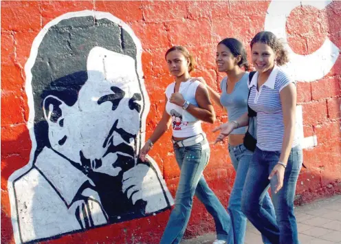  ?? Foto: dpa/Georg Ismar ?? Noch ist der vormalige Präsident Hugo Chávez im Straßenbil­d von Venezuela präsent.