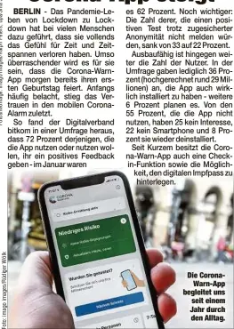  ??  ?? Die CoronaWarn-App begleitet uns seit einem Jahr durch den Alltag.