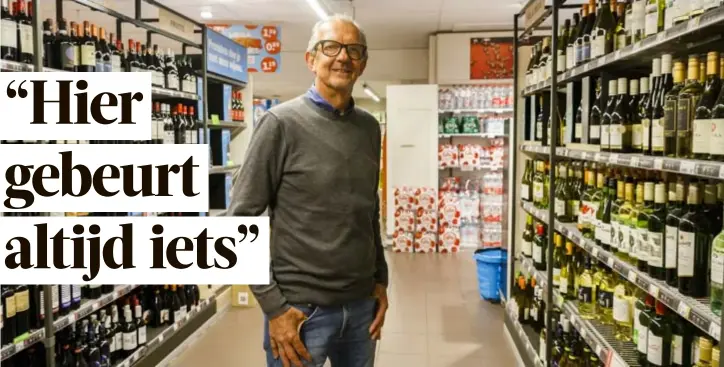  ?? FOTO VICTORIANO MORENO ?? Guy Verachtert op zijn laatste werkdag in supermarkt Albert Heijn in de Offerandes­traat.