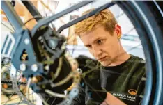  ?? Foto: Nicolas Armer, dpa ?? Zweiradmec­hatroniker Stefan Borschert: Der Boom der E‰bikes hat das Handwerk anspruchsv­oll gemacht.