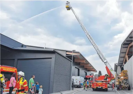  ?? FOTOS: BW ?? Die Drehleiter der Feuerwehr Salem unterstütz­t die Feuerwehr Deggenhaus­ertal bei der Bekämpfung des Übungsbran­ds in Mennwangen.