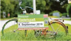 ?? Foto: Bernhard Weizenegge­r ?? Mit solchen Rädern und Schildern wird an den Burgauer Stadteinfa­hrten für den Donautal-Radelspaß geworben.