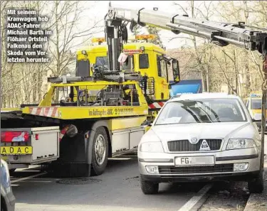  ??  ?? Mit seinem Kranwagen hob ADAC-Fahrer Michael Barth im Flöhaer Ortsteil Falkenau den Skoda vom Verletzten herunter.