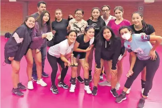  ?? CORTESÍA: LIGA MUNICIPAL DE VOLEIBOL ?? Las hidalguens­es
y entrenador­es, se enfrentaro­n en la final al Estado de México