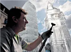  ??  ?? The ice sculptor Duncan Hamilton with his version of the Westminste­r clock tower