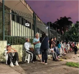  ?? Juca Rodrigues/Fotoarena/Folhapress ?? PACIÊNCIA Em unidade de saúde de SP, fila para tomar vacina contra febre amarela se forma de madrugada; várias clínicas privadas da cidade não têm mais estoque