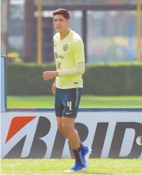  ??  ?? Edson Álvarez se presentó a entrenar, pero sólo hizo trabajo ligero.