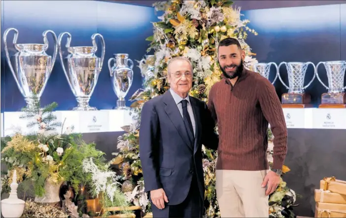  ?? ?? Florentino Pérez, presidente del Club, y Benzema, capitán del primer equipo, posan durante el mensaje navideño de 2022.