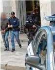  ?? Foto: dpa ?? Ein mutmaßlich­er Komplize von Anis Amri vor der Polizeizen­trale.