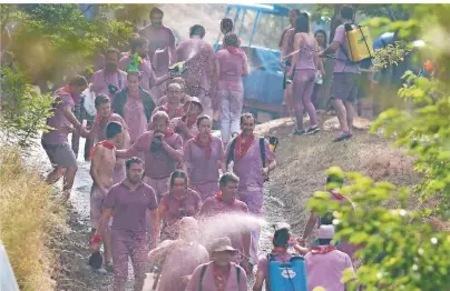  ?? FOTOS: MARTINA KATZ ?? Luft anhalten und durch: Es sieht aus wie Wasser, es sind aber 100.000 Liter Wein, die hier am 29. Juni verspritzt werden.