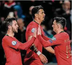  ?? Foto: AFP ?? Bernardo Silva, José Fonte und Mario Rui (v.l.n.r.) bejubeln beim Sieg gegen Litauen gleich sechs Treffer.