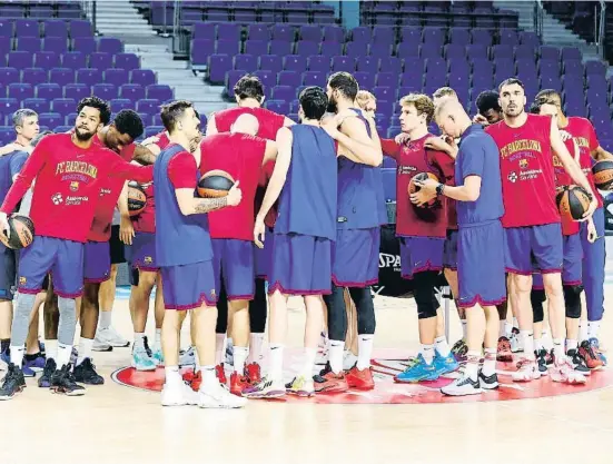  ?? EMILIO COBOS / ACB Photo ?? Els jugadors i el cos tècnic del Barça formant un pinya abans de l’entrenamen­t d’ahir: “1,2,3, Barça!”, van cridar
Andrés  iménez