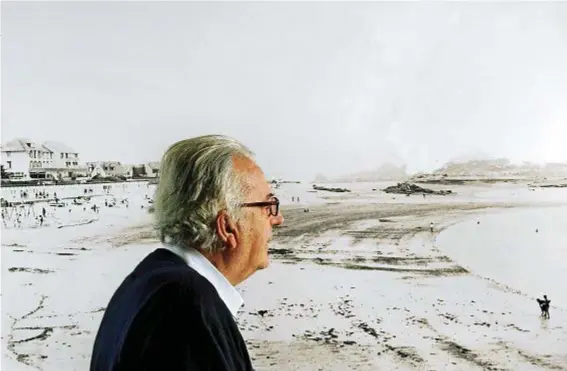  ??  ?? SPIAGGIA OCEANICA Charmet di profilo davanti alla foto della spiaggia di Trégastel, in Bretagna, fotografat­a dalla moglie nel 1989