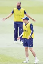  ?? — AFP photo ?? England’s cricket players Mason Crane (R) and Moeen Ali react during training at the MCG in Melbourne on December 25, 2017.