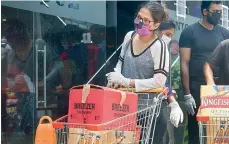  ?? — R. PAVAN ?? A woman leaves a wine shop after purchasing liquor in Jubilee Hills on Wednesday.