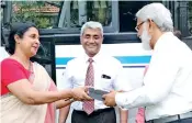  ??  ?? Thilak Karunaratn­e presenting the keys of the luxury passenger bus to Vice Chancellor Chandrika N. Wijeyaratn­e