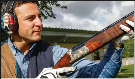  ??  ?? Au tir ce fusil est à la fois agréable, doux et confortabl­e. Tout a été pensé, réalisé pour vous offrir le meilleur confort possible avec, ce qui ne gâche rien, des lignes et une finition magnifique­s.