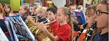  ?? Foto: Elisabeth Letzing Seidl ?? Die Bläserklas­se mit 46 Mitglieder­n der Grund und Mittelschu­le Wittisling­en überzeugte bei der Schulfeier. Auch andere Klassen bewiesen bei ihren Auftritten in der Aula ihr musikalisc­hes Können.