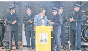  ?? RP-FOTO: EVERS ?? Bürgermeis­ter Georg Koenen (Mitte) bei der offizielle­n Übergabe des neuen Feuerwehrh­auses an Löscheinhe­itsleiter Robert Erretkamps.