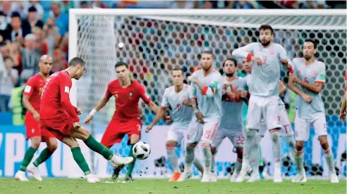  ?? AP ?? Cristiano Ronaldo patea el balón que marcó el tercer gol de Portugal, mediante un tiro libre al minuto 88 frente a España.