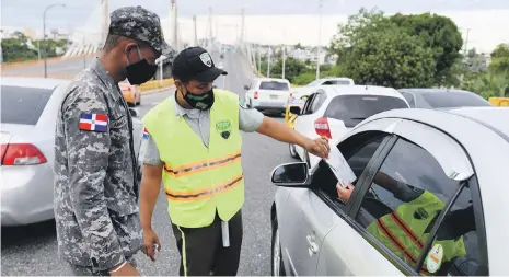  ??  ?? Las autoridade­s han advertido que serán más drásticas con los violadores del toque de queda.