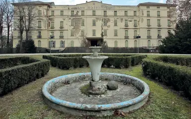  ?? (fotoserviz­io Marcella Milani) ?? Senza clienti il Grand Hotel di salice chiuso da tempo e in stato di abbandono