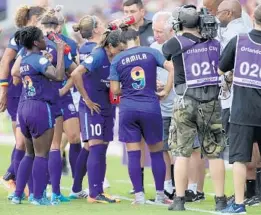  ?? STEPHEN M. DOWELL/STAFF PHOTOGRAPH­ER ?? Pride players huddle around coach Tom Sermanni during a hydration break during Saturday’s game against Houston in Orlando. The kickoff temperatur­e was 95 degrees.