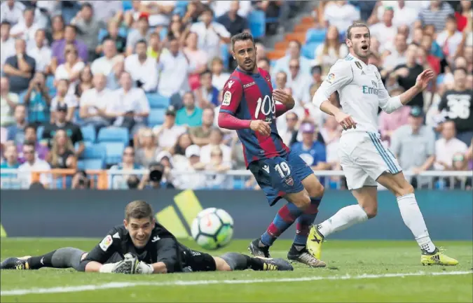  ??  ?? AHÍ ESTUVO. Bale estuvo a punto de lograr el gol del triunfo con este cabezazo cruzado en el minuto 87’ que se fue fuera por un palmo.