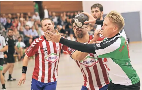  ?? RP-FOTO: STEPHAN KÖHLEN ?? Handball hat für Rückkehrer Moritz Blau (am Ball) an Spannung nicht verloren.