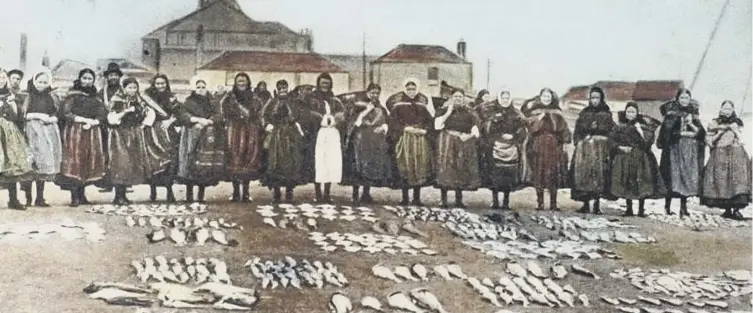  ?? PICTURE: JOHN GRAY CENTRE ?? 0 The Fisherrow fishwives at Musselburg­h Fish Market.