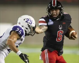  ?? Jake Crandall/ The Montgomery Advertiser ?? Austin Peay and quarterbac­k Jeremiah Oatsvall opened the college football season Saturday with a 24- 17 loss to Central Arkansas.