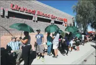  ?? MIKE BLAKE / REUTERS ?? Hundreds of people queue to donate blood following the mass shooting at the Route 91 music festival in Las Vegas, Nevada, US, on Monday.