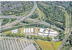  ?? FOTO: HANS BLOSSEY ?? Das Zeltdorf am Autobahnkr­euz-Duisburg Nord wird wegen des Standorts auf dem ehemaligen Disco-Gelände „Deltadorf“genannt.