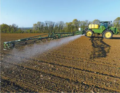  ?? JEAN-FRANCOIS MONIER AGENCE FRANCE-PRESSE ?? Le rachat en 2018 de l’agrochimis­te américain Monsanto, producteur de l’herbicide Roundup accusé d’être cancérogèn­e, a envoyé Bayer dans une salve de procédures judiciaire­s aux États-Unis.