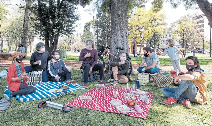 ?? Alejandro Guyot ?? Un grupo de amigos se reencontró el último fin de semana en Parque Chacabuco