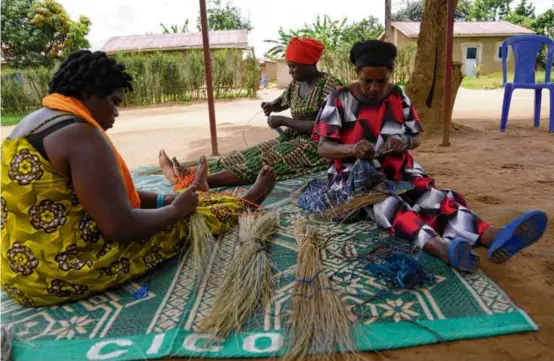  ?? BRIAN INGANGA/ASSOCIATED PRESS ?? Rwandan genocide survivors wove grass and threaded bowls outside their home at Mybo reconcilia­tion village on Friday.