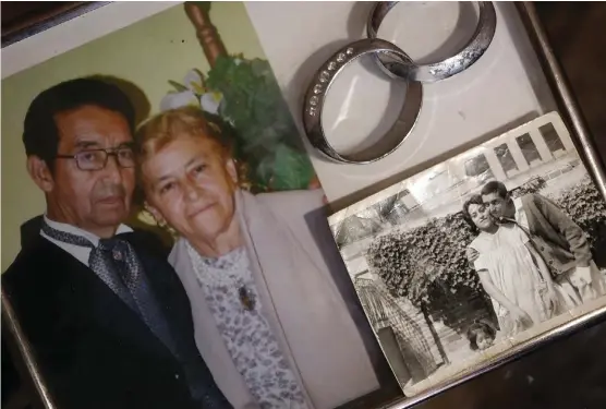  ??  ?? En la foto de la izquierda, Julián Baez y su esposa Pilar en su 50 aniversari­o de bodas; a la derecha, el día que lo dieron de alta del hospital.