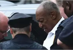  ?? Brendan SmiaLowSKi
Foto: LeHtiKuva/aFP/ ?? Bill Cosby förs ut ur rättssalen i handfängse­l.